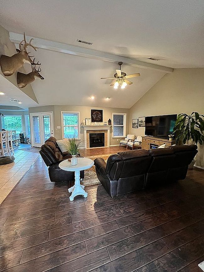 Image of 621 E Newberry Rd