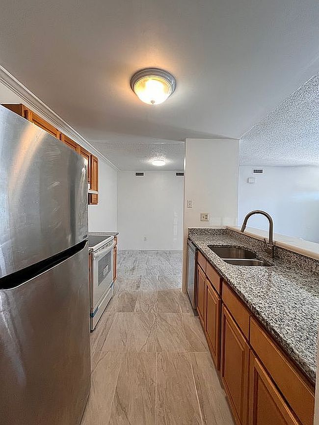 Additional photo 3 of property located at 5624 Summit Arch