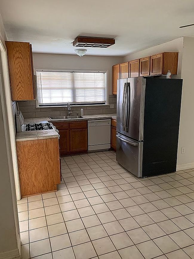Photo of 2512 Pine St, Galveston, TX