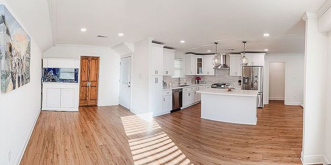 Image of 1013 N Woodlawn Ave