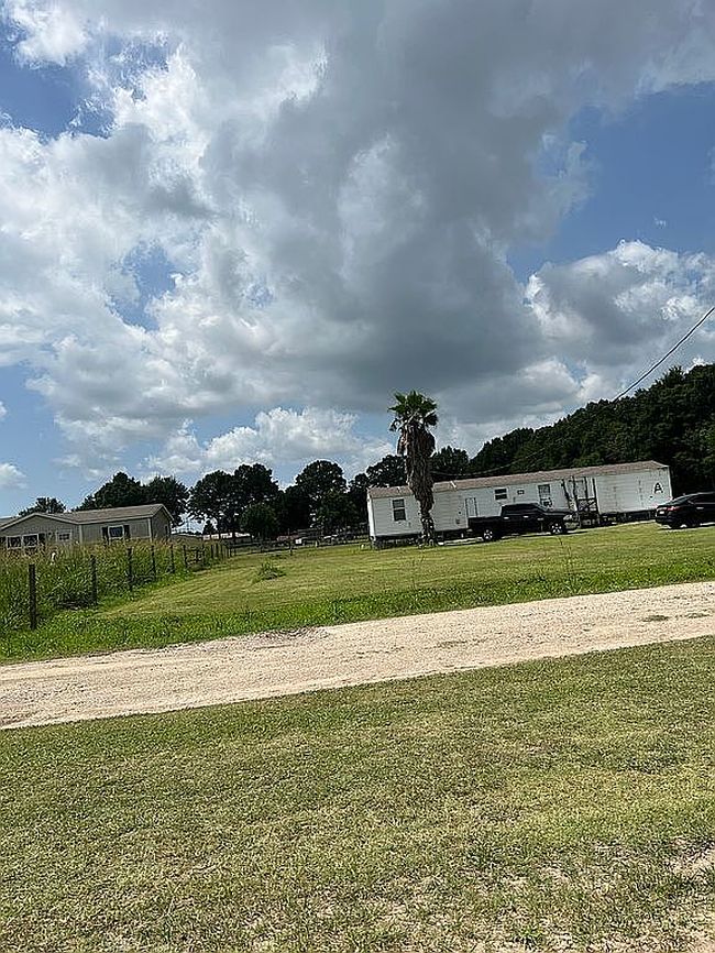 Photo of 1130 A & B Nassans Rd, Saint Martinville, LA