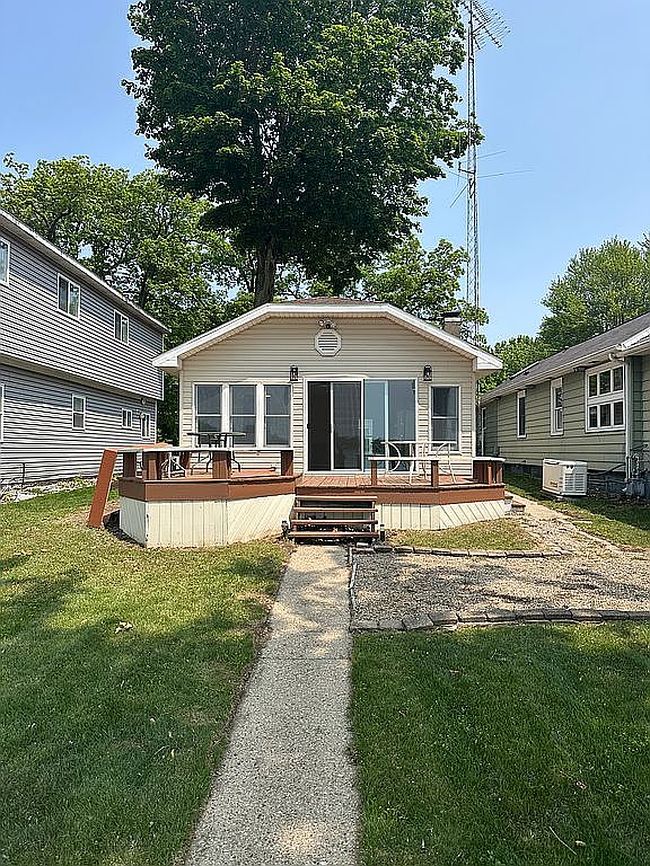 Photo of 8121 N Tippecanoe Dr, Walkerton, IN