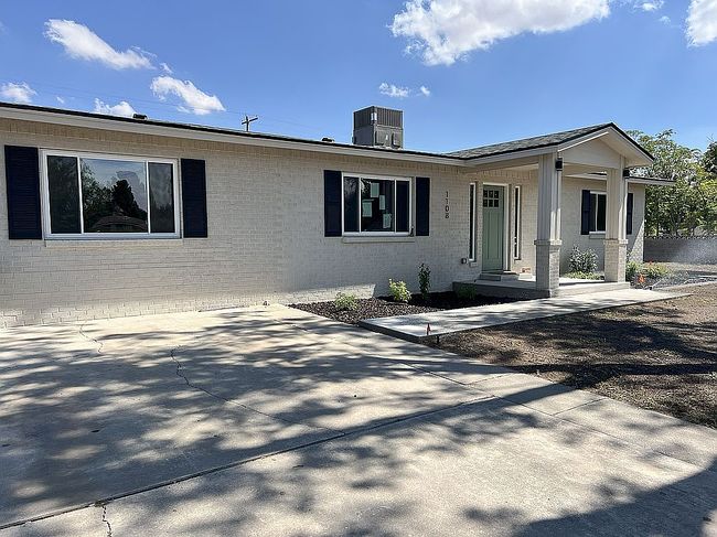 Photo of 1108 N Country Club Cir