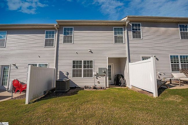 Photo of 105 Moorlyn Ln, Greer, SC