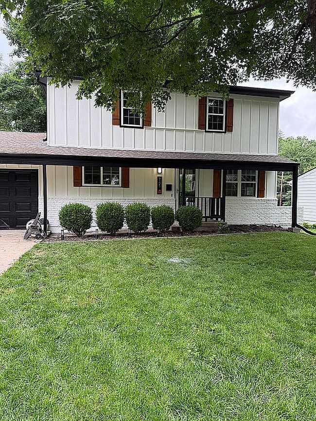 Photo of 9121 Hayes Dr, Overland Park, KS