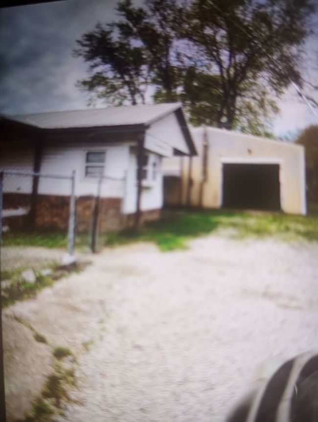 Photo of 646 D St Nw #W, Linton, IN