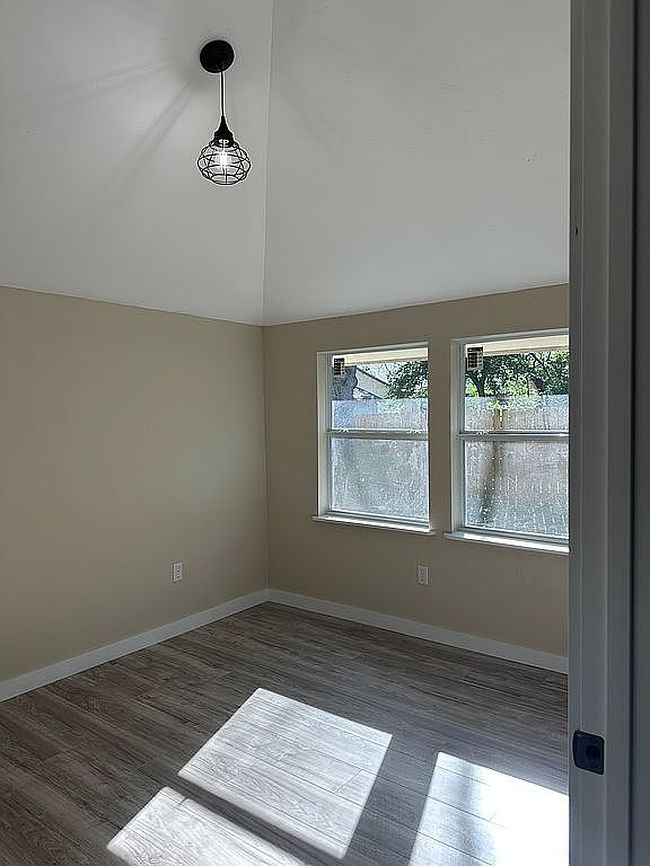 Image of 105 E Travis St