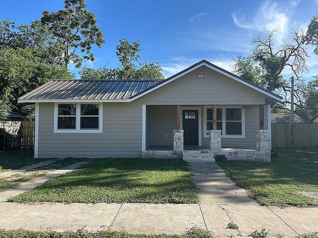 Image of 105 E Travis St