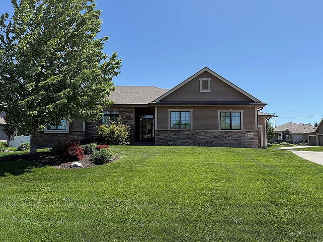 Photo of 7975 Shadow Lake Dr, Papillion, NE