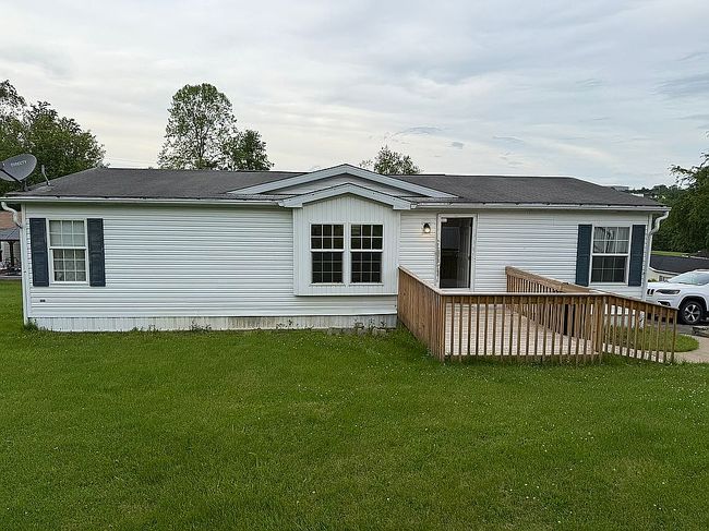 4 Colonial Dr, Bentleyville, PA