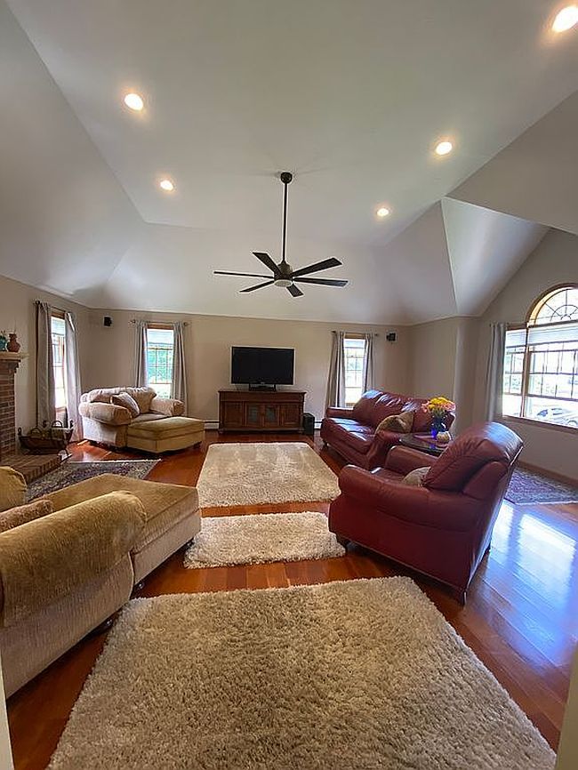 Photo of 5 Wildflower Dr, Sutton, MA