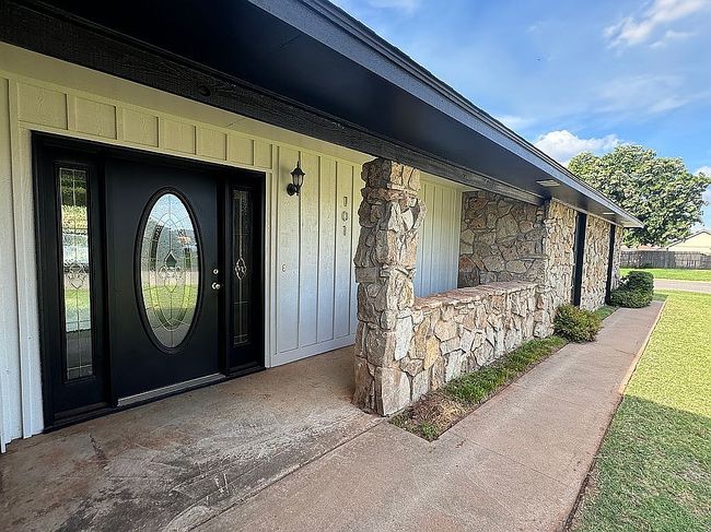 Photo of 101 Regency Dr, Clinton, OK