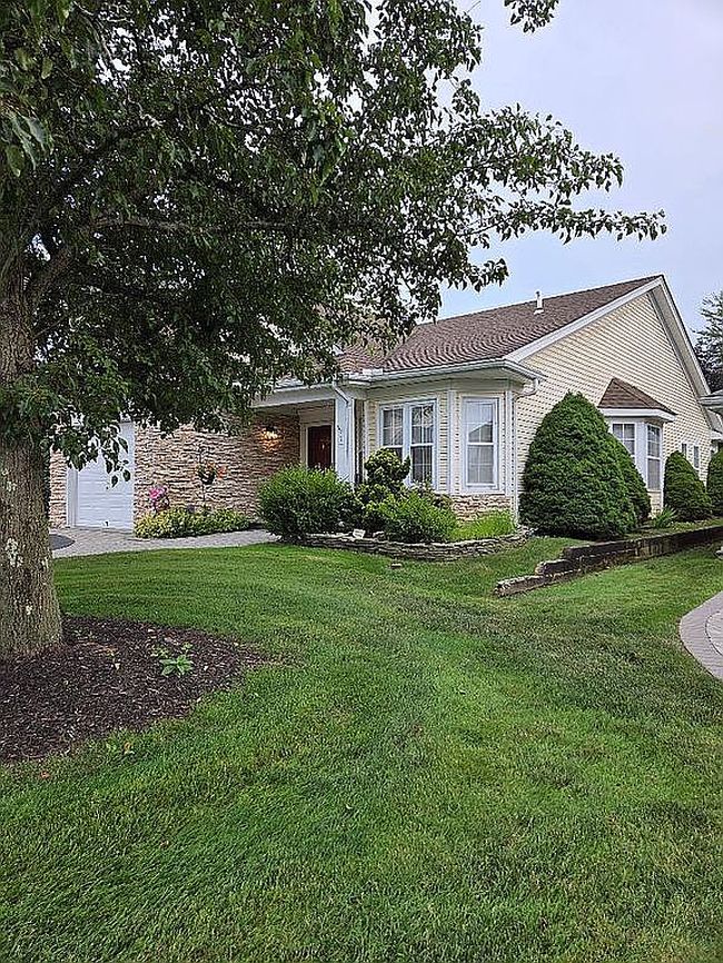 Photo of 40 Perri Cir, Middle Island, NY