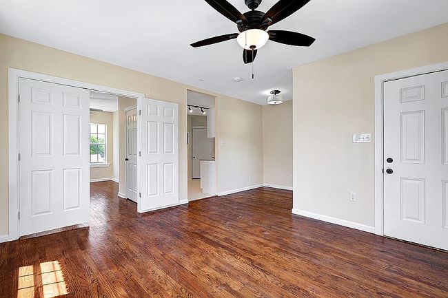 Photo of 834 W Russell Pl, San Antonio, TX