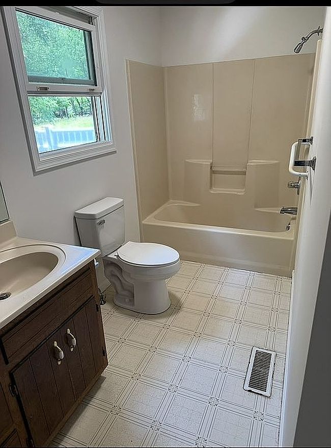 136 Iris Dr, Waynesboro, VA