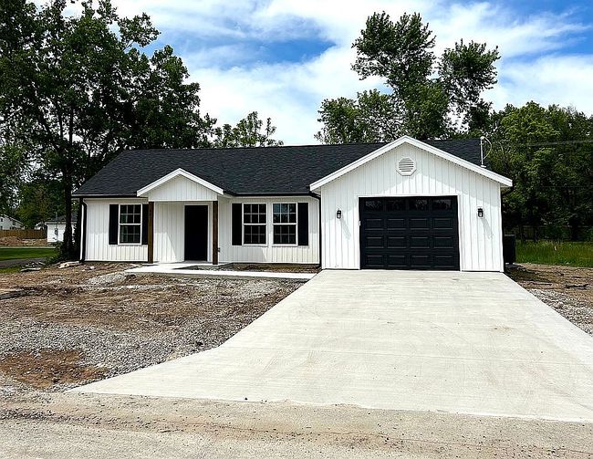 Photo of 401 E Crescent St, Aurora, MO