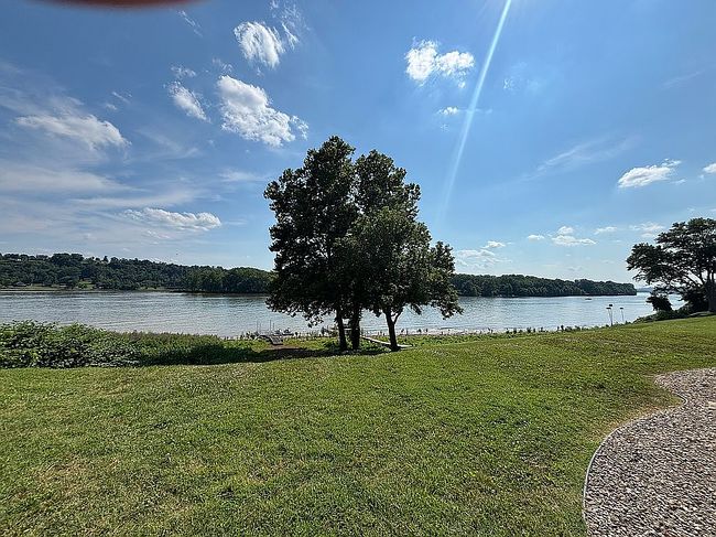 Photo of 1 Bay Pointe Dr, Belpre, OH