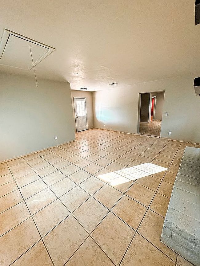 Additional photo 3 of property located at 967 E 10th Dr