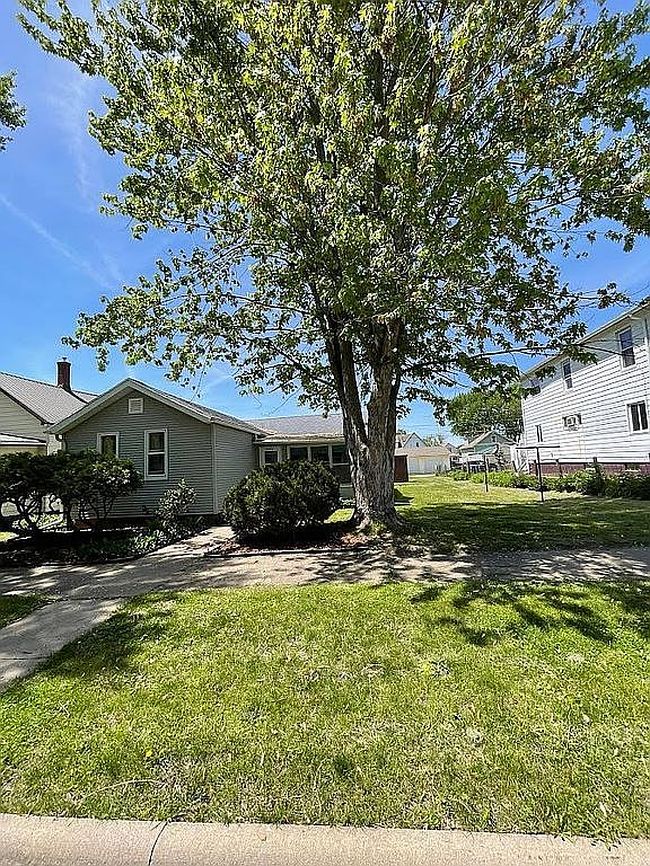 Photo of 2002 Garfield St, Clinton, IA