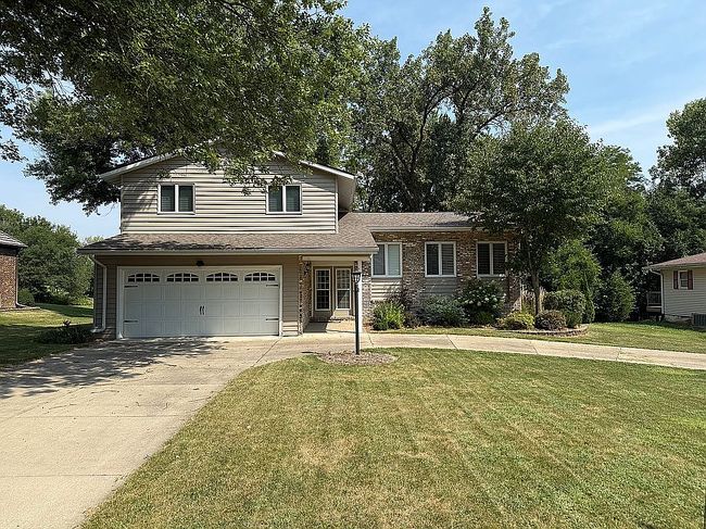 Photo of 227 Indian Creek Dr, Pekin, IL