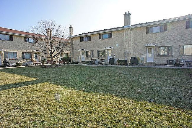 Photo of 660 W Central Rd, Arlington Heights, IL