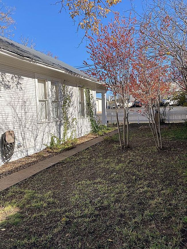 Photo of 102 N Olive St, Fredericksburg, TX