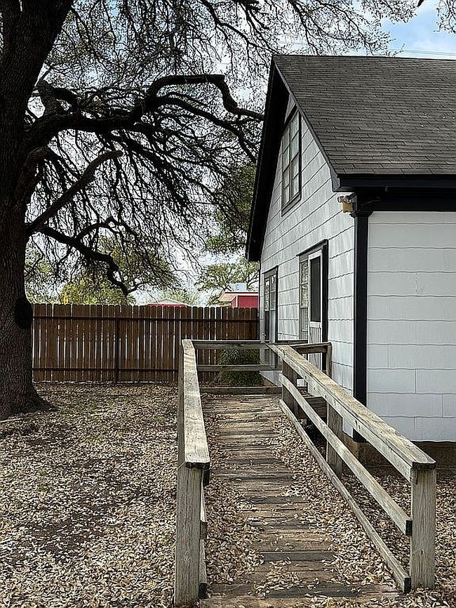Photo of 206 N 4th St, Lometa, TX