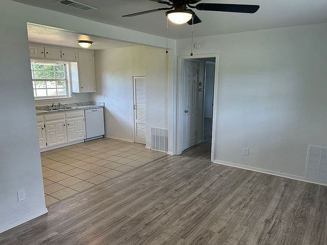 Photo of 113 E Garden Dr, Iowa Park, TX