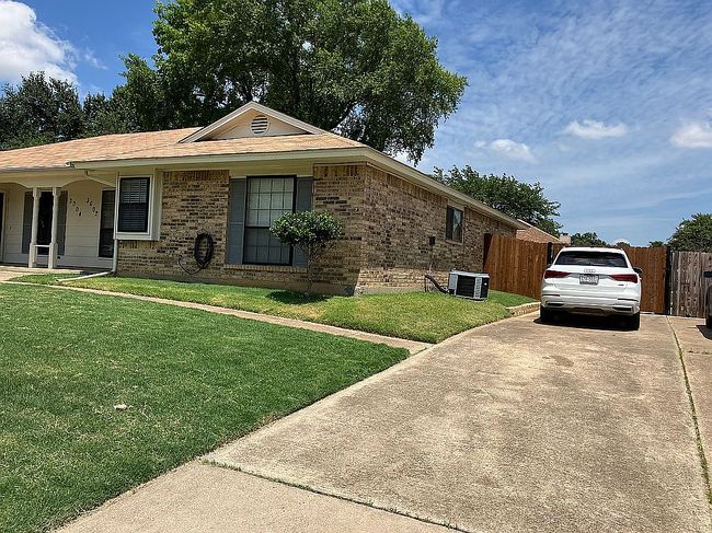 3002 Clover Ln, Euless, TX