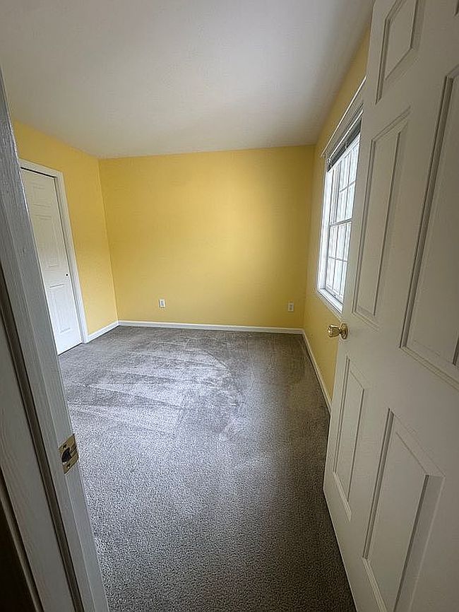 Photo of 18 Lupine Dr, Malta, NY