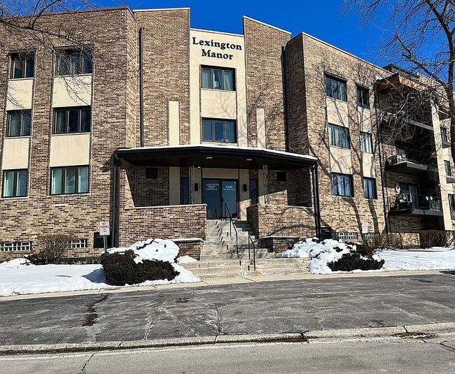 Photo of 7100 W 95th St Apt 305, Oak Lawn, IL