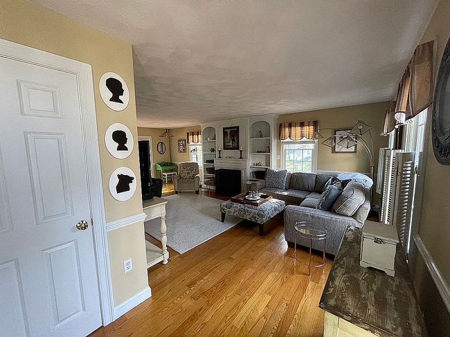 Photo of 17 Lincoln Ct, Amesbury, MA