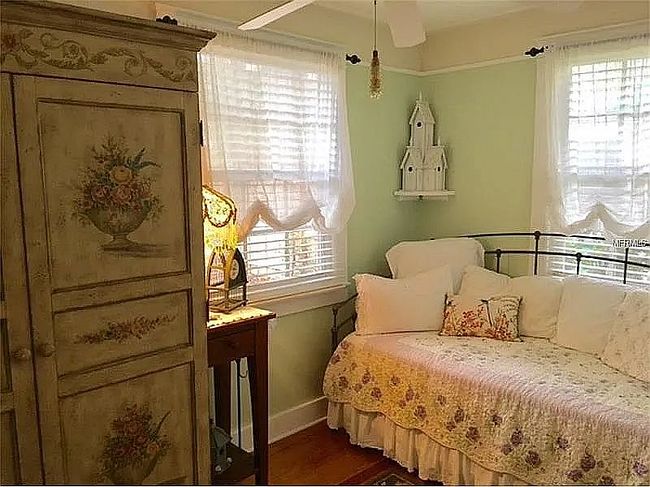 Photo of 1021 E 3rd Ave, Mount Dora, FL