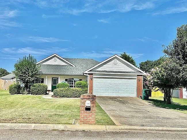 Photo of 155 Larkspur Ln, Bonaire, GA