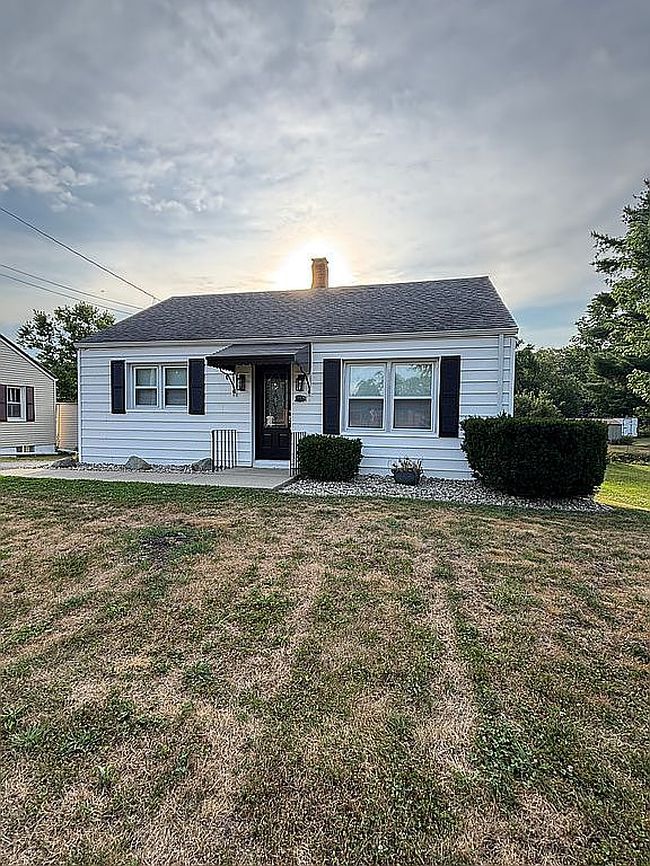 Photo of 103 N Woodland Trl, Monticello, IN