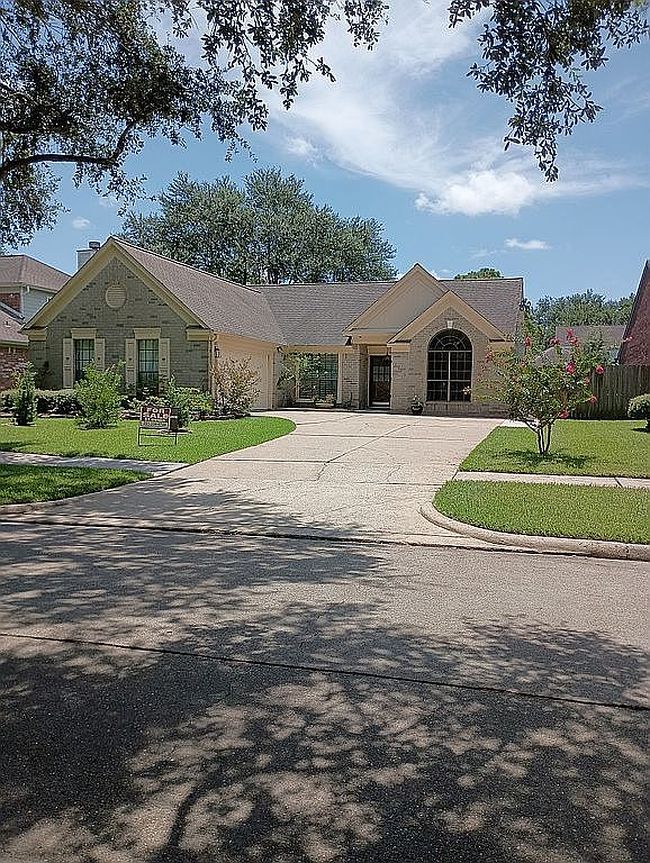 Photo of 2109 Galleon Dr, League City, TX
