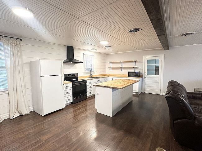 Image of 235 Oak St