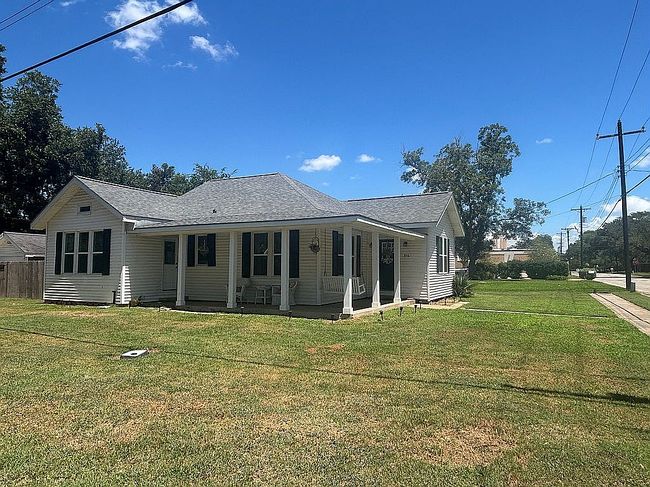 Photo of 314 W Brackenridge St, Edna, TX