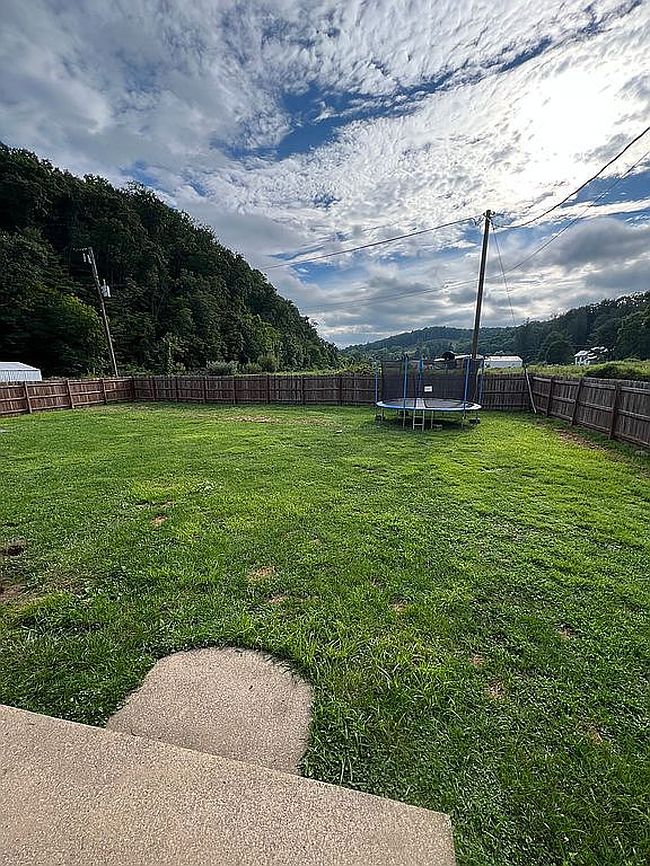 Photo of 165 Coconut Rd, Bluefield, WV