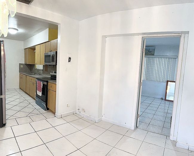 Image of 904 Ne 164th St