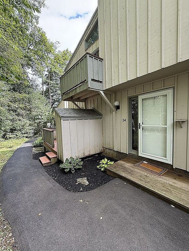 Photo of 54 Wauwinet Ct, Guilford, CT