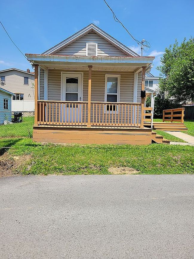 Photo of 815 Hazlett Ave, Brackenridge, PA
