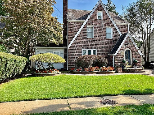 206 Belmont Pkwy, Hempstead, NY