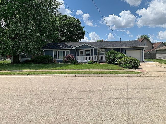 Photo of 317 S Spring St, Geneseo, IL