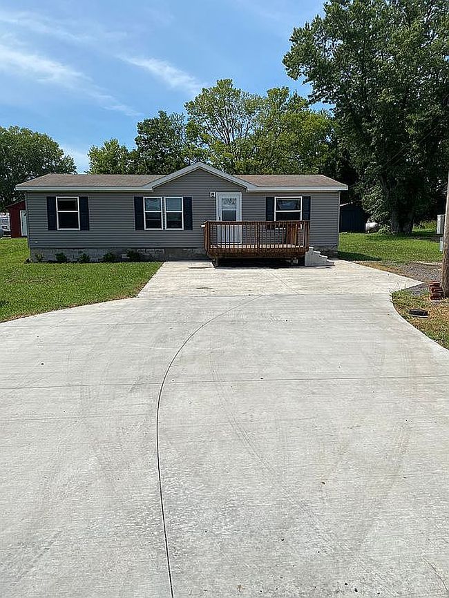 Photo of 405 Mckeage Ave, Hoyt, KS