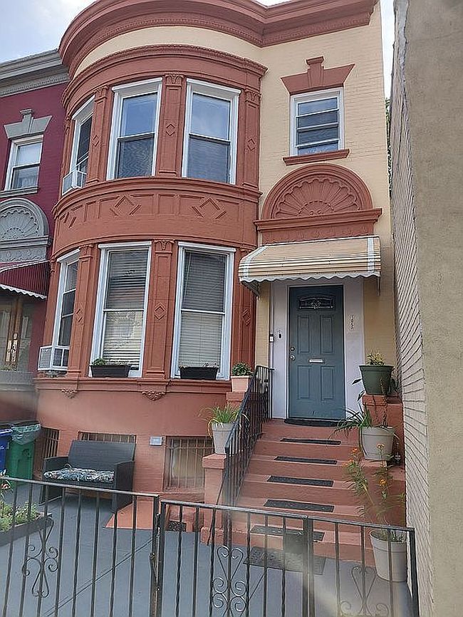 Photo of 1050 Lincoln Pl