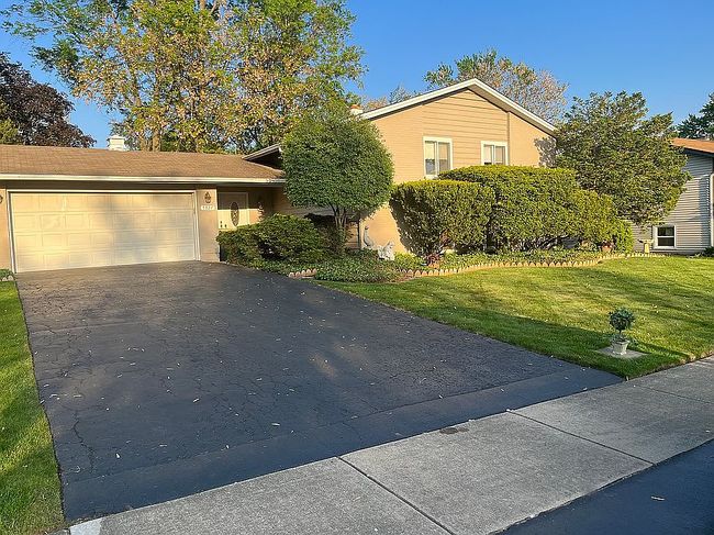 Photo of 5927 Sherman Dr, Woodridge, IL