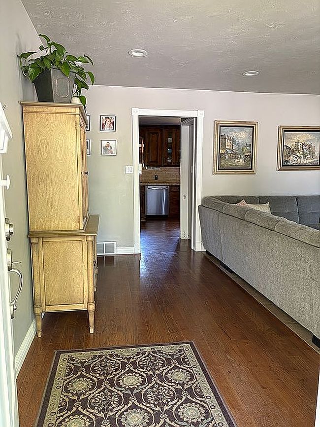 Image of 715 S 900th St E