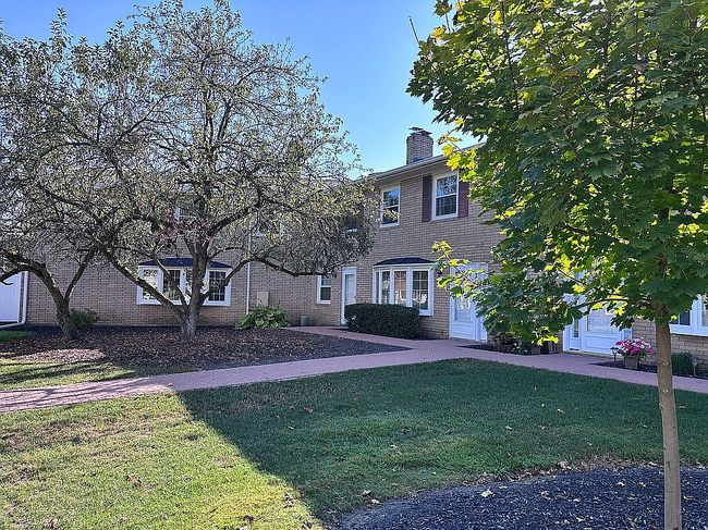 Additional photo 3 of property located at 9 Meadowlawn Dr Unit 5