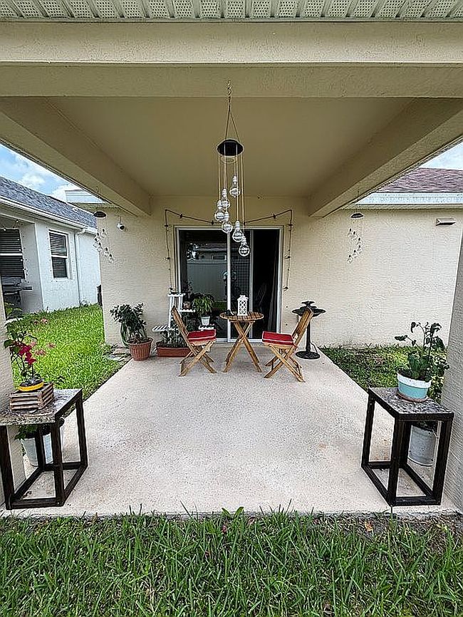 Photo of 5850 Nw Pine Trail Cir, Port Saint Lucie, FL